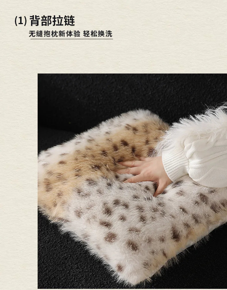 PlushQueen: Leopardi-plush-tyynynpäällinen