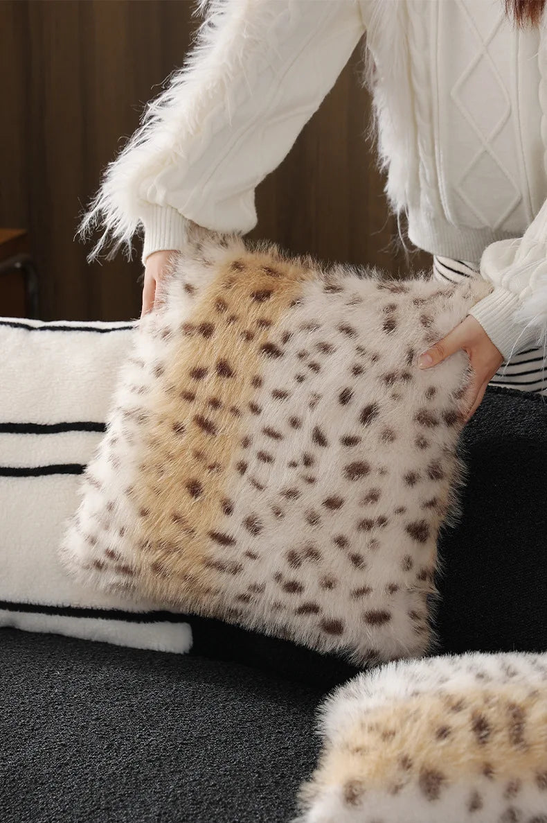 PlushQueen: Leopardi-plush-tyynynpäällinen