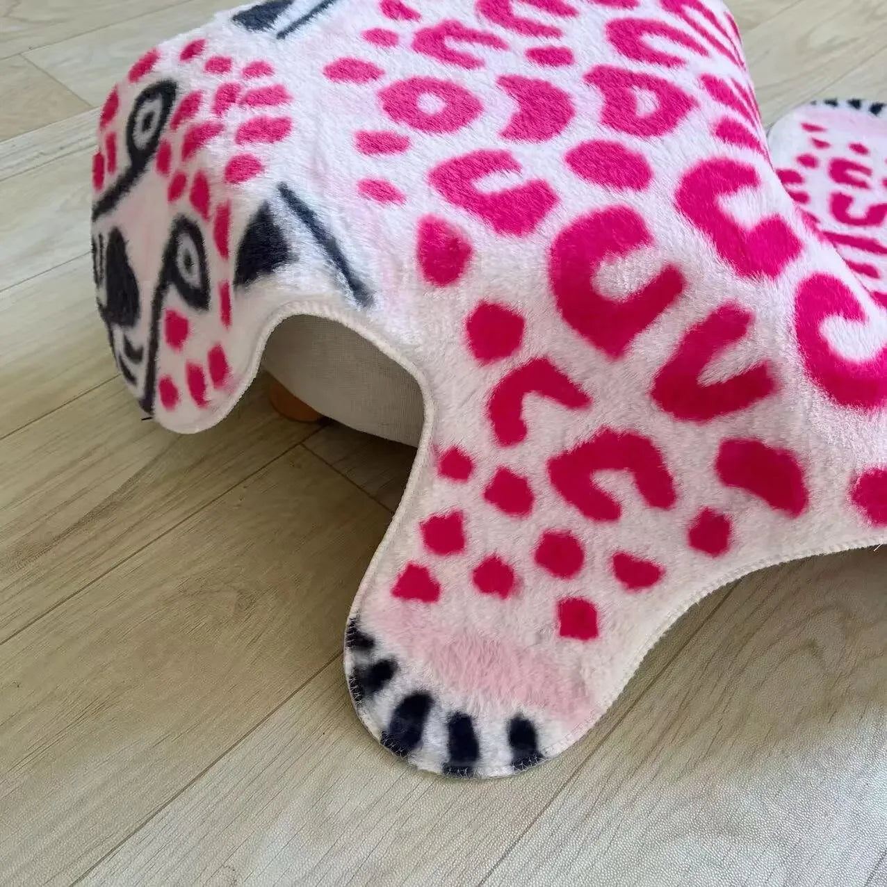 PlushQueen: VIKAMA Pink Leopard Matto